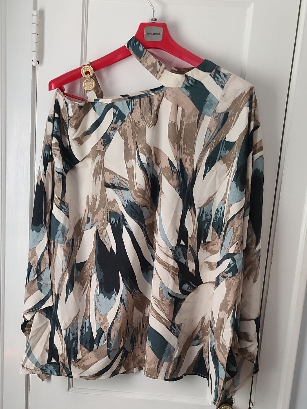 SHEIN Abstract Brushstroke Print Cold-Shoulder Blouse in Cream, Teal & Brown
